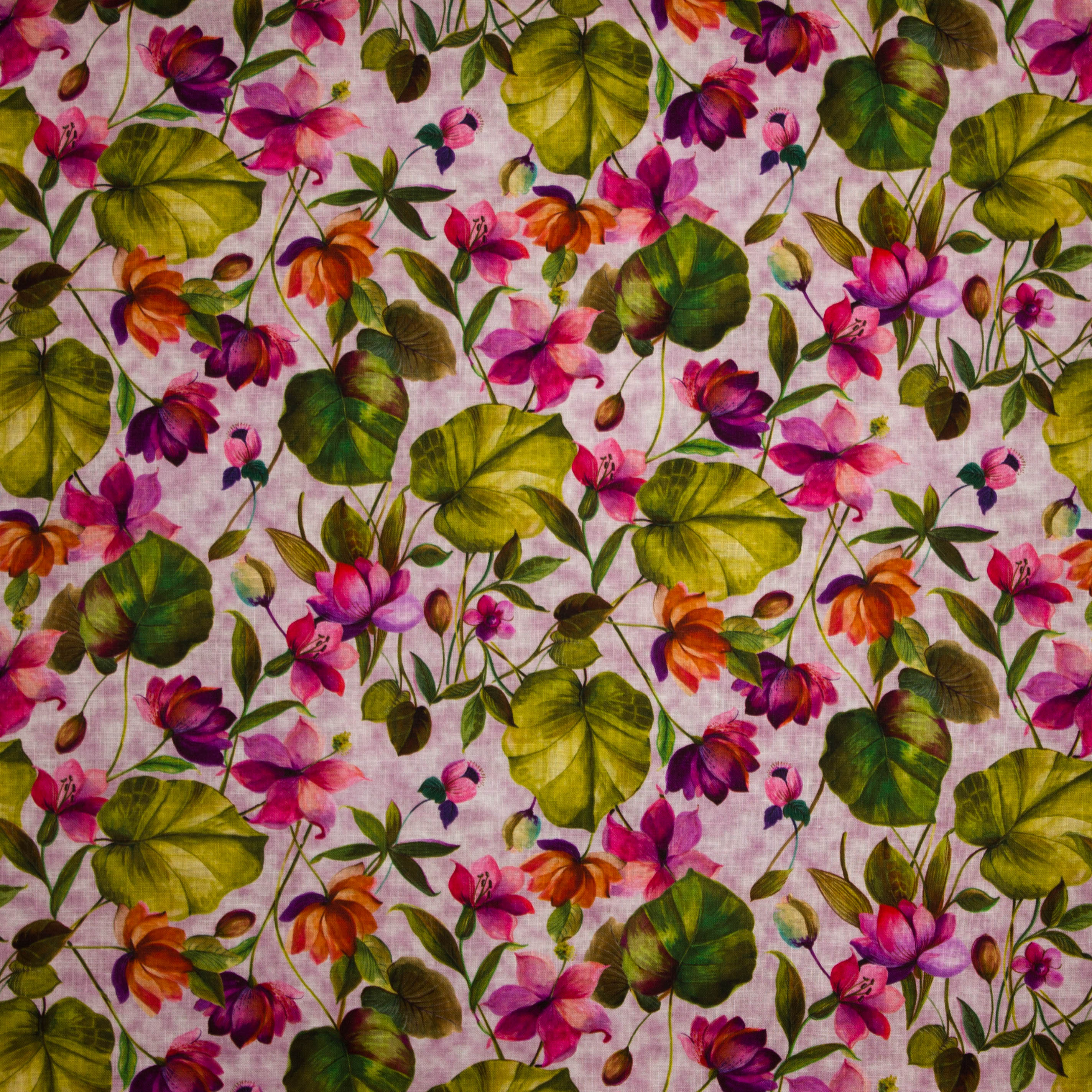 Roze Italiaans linnen met multicolor bloemen en blaadjes van 'Alta Moda'