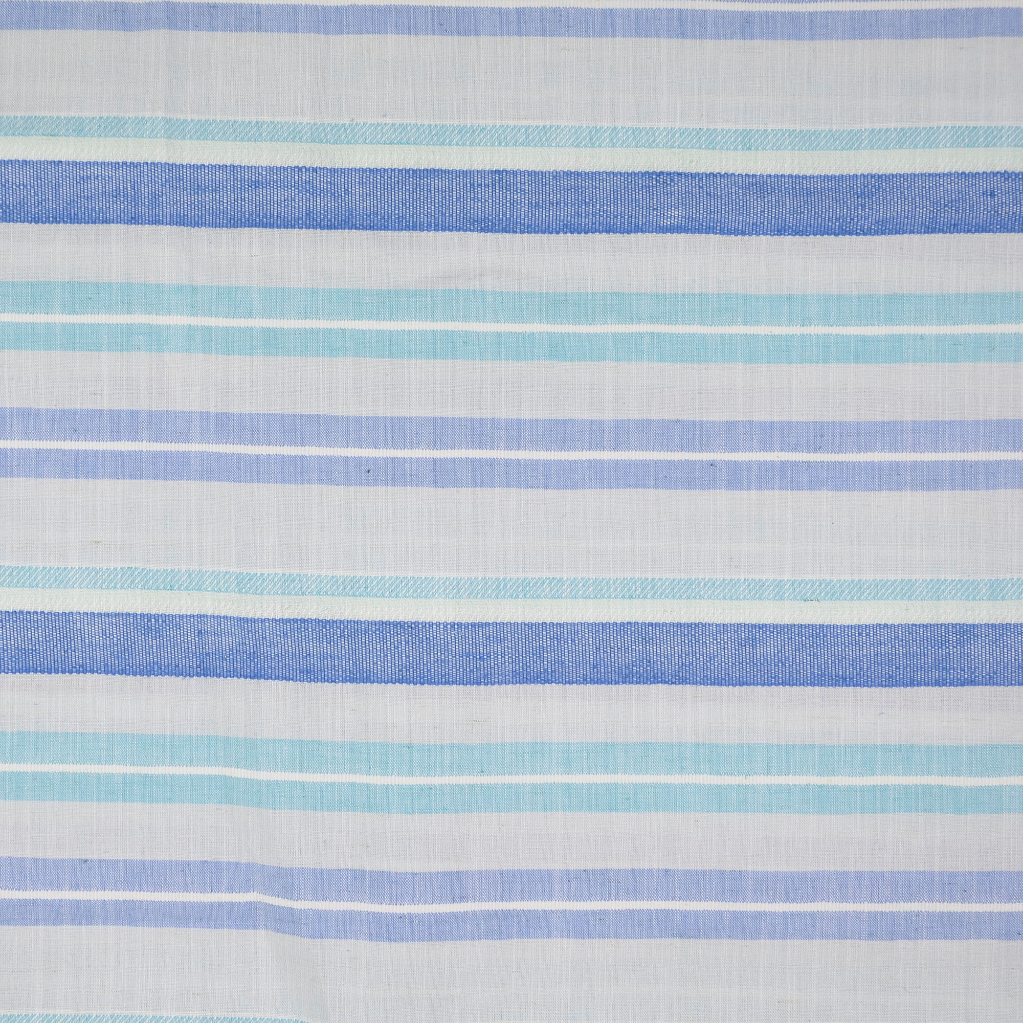 Licht grijze katoen/linnen stof met blauwe strepen van Little Darling