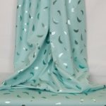 Turquoise tricot met weerspiegelende veertjes