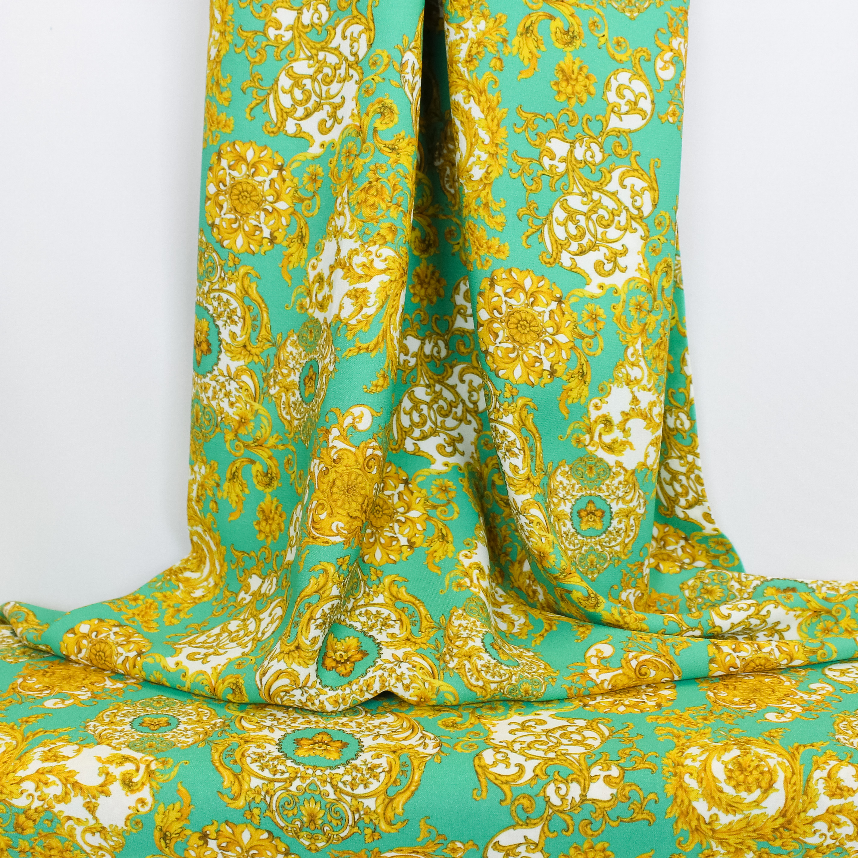 Rekbare viscose crêpe met sierlijk gouden patroon van Alta Moda