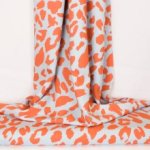 Licht blauwe viscose met oranje pantervlekken van Mind The Maker