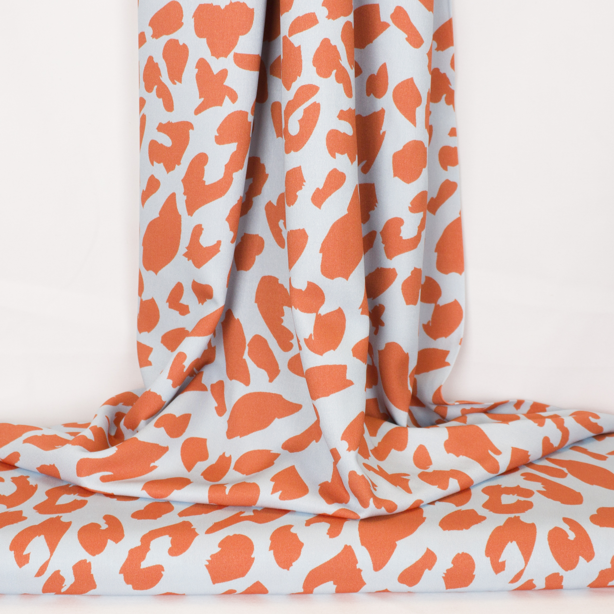Licht blauwe viscose met oranje pantervlekken van Mind The Maker