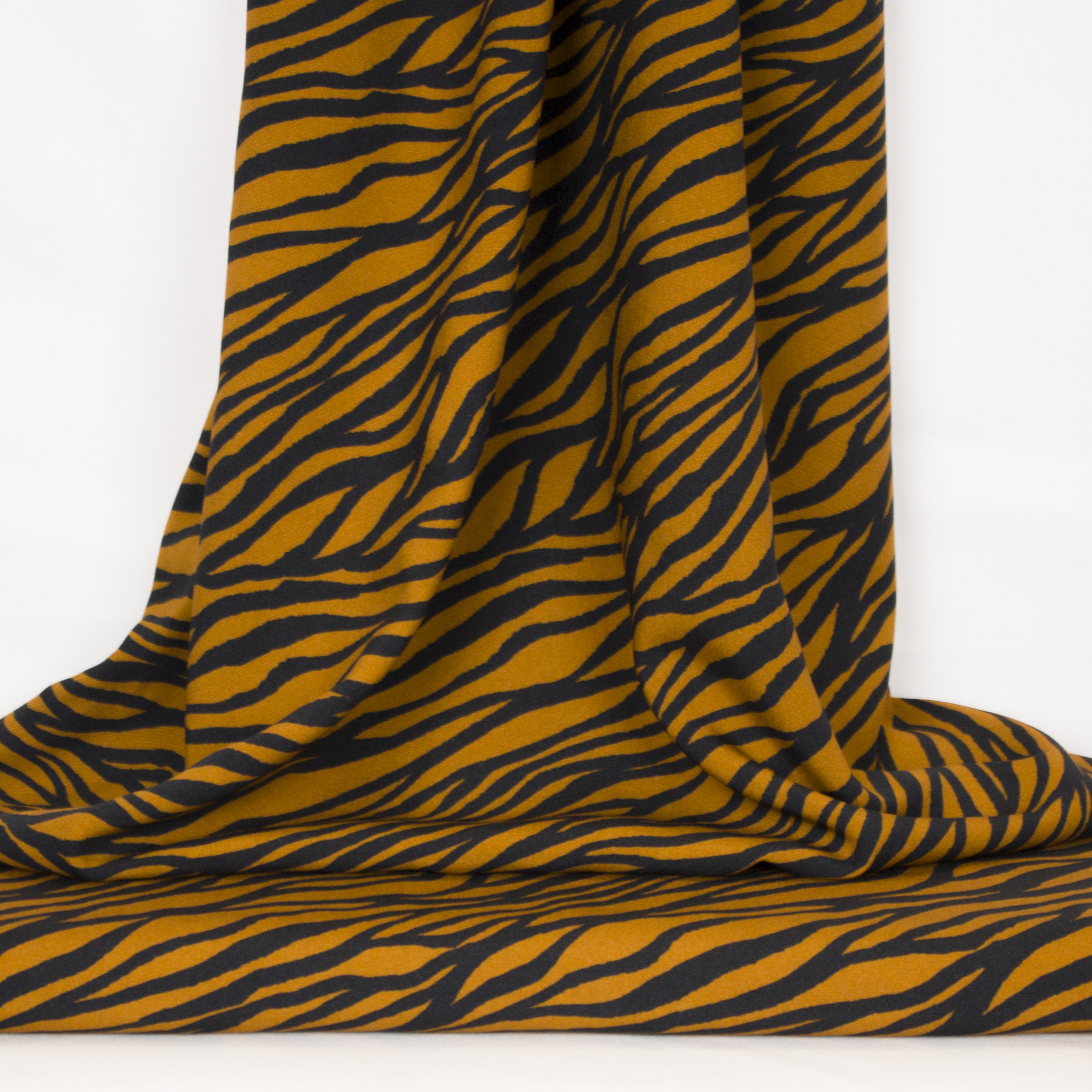 Oker viscose met zwarte zebra-strepen