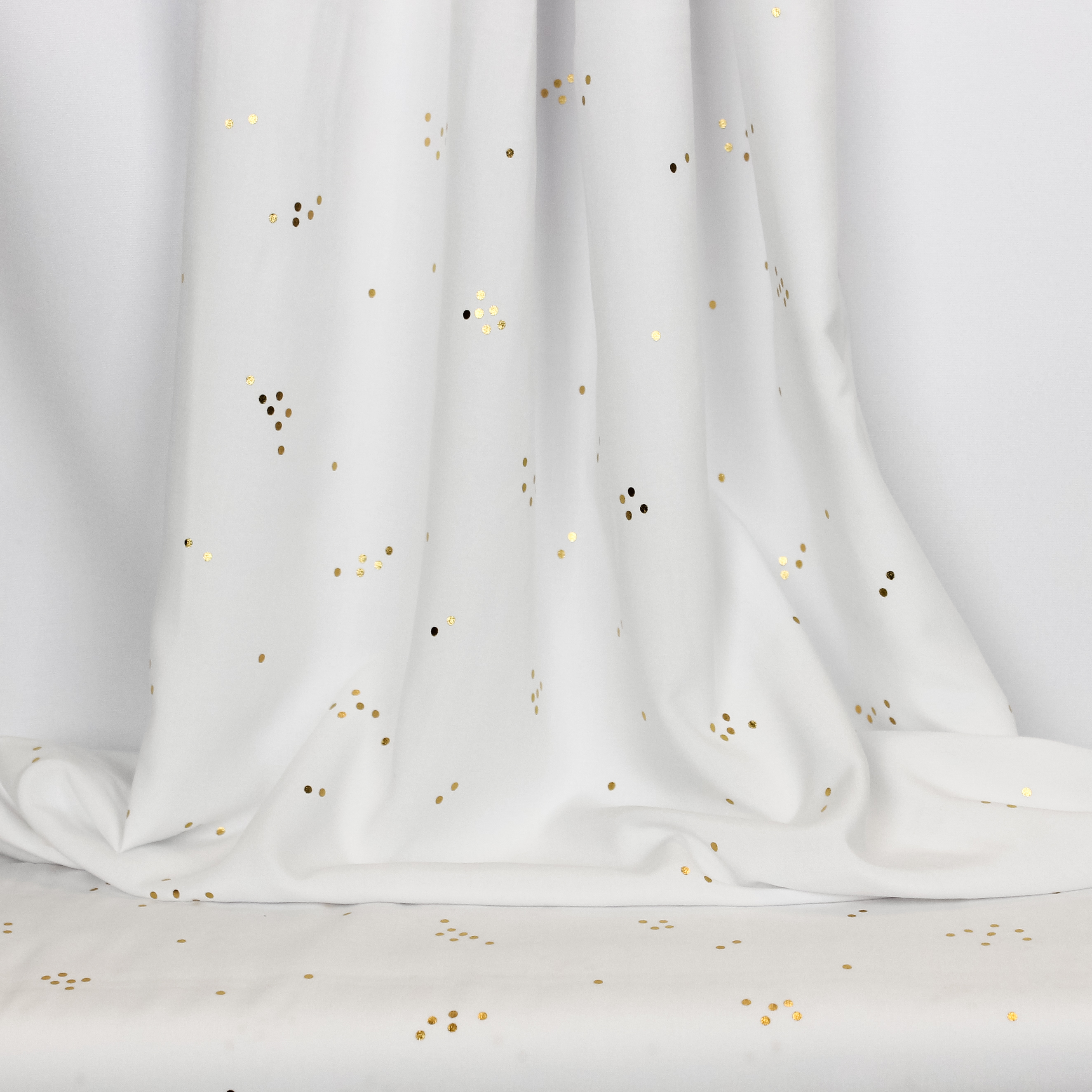 Witte viscose met kleine gouden stipjes