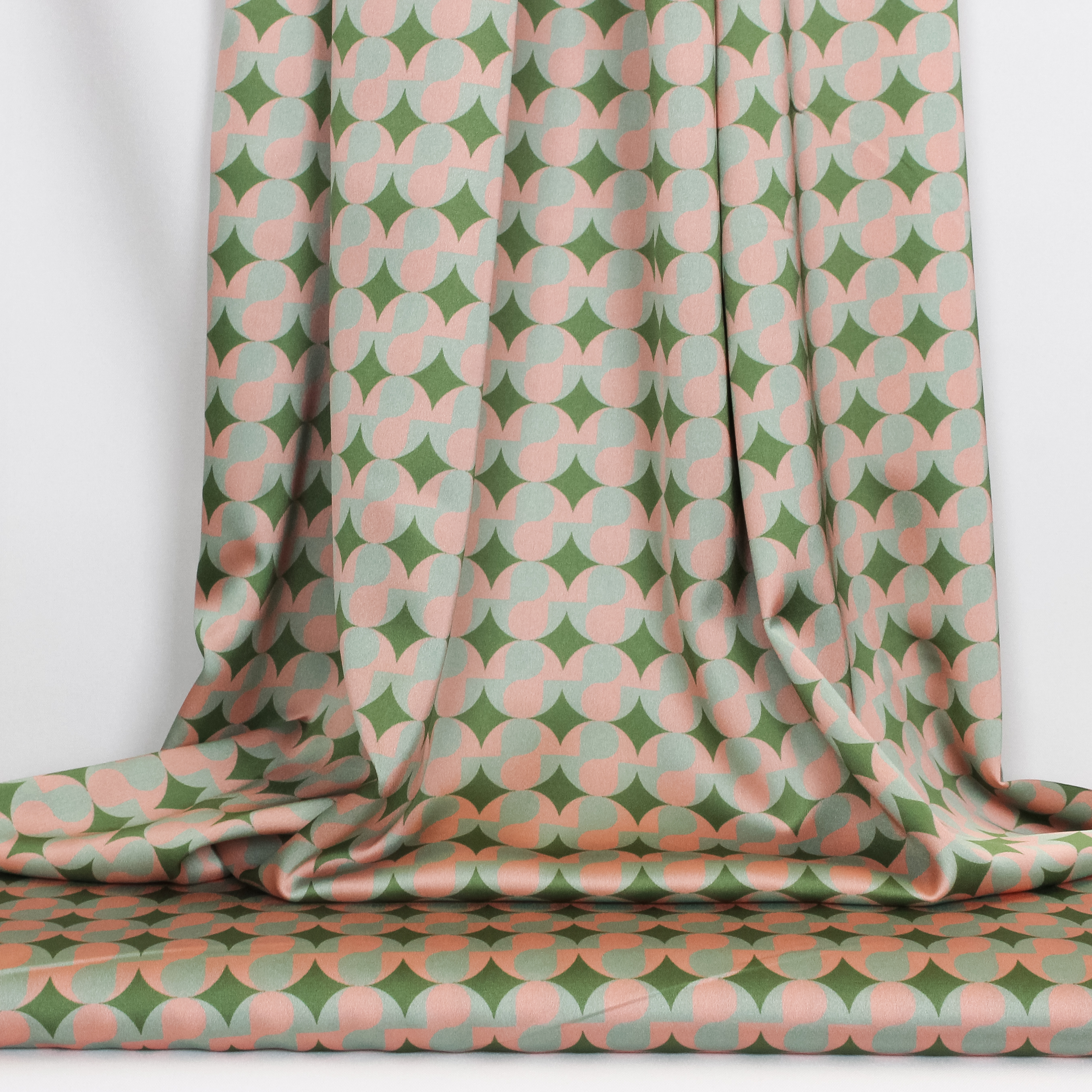 Gesatineerde polyester met roos en blauw cirkelpatroon