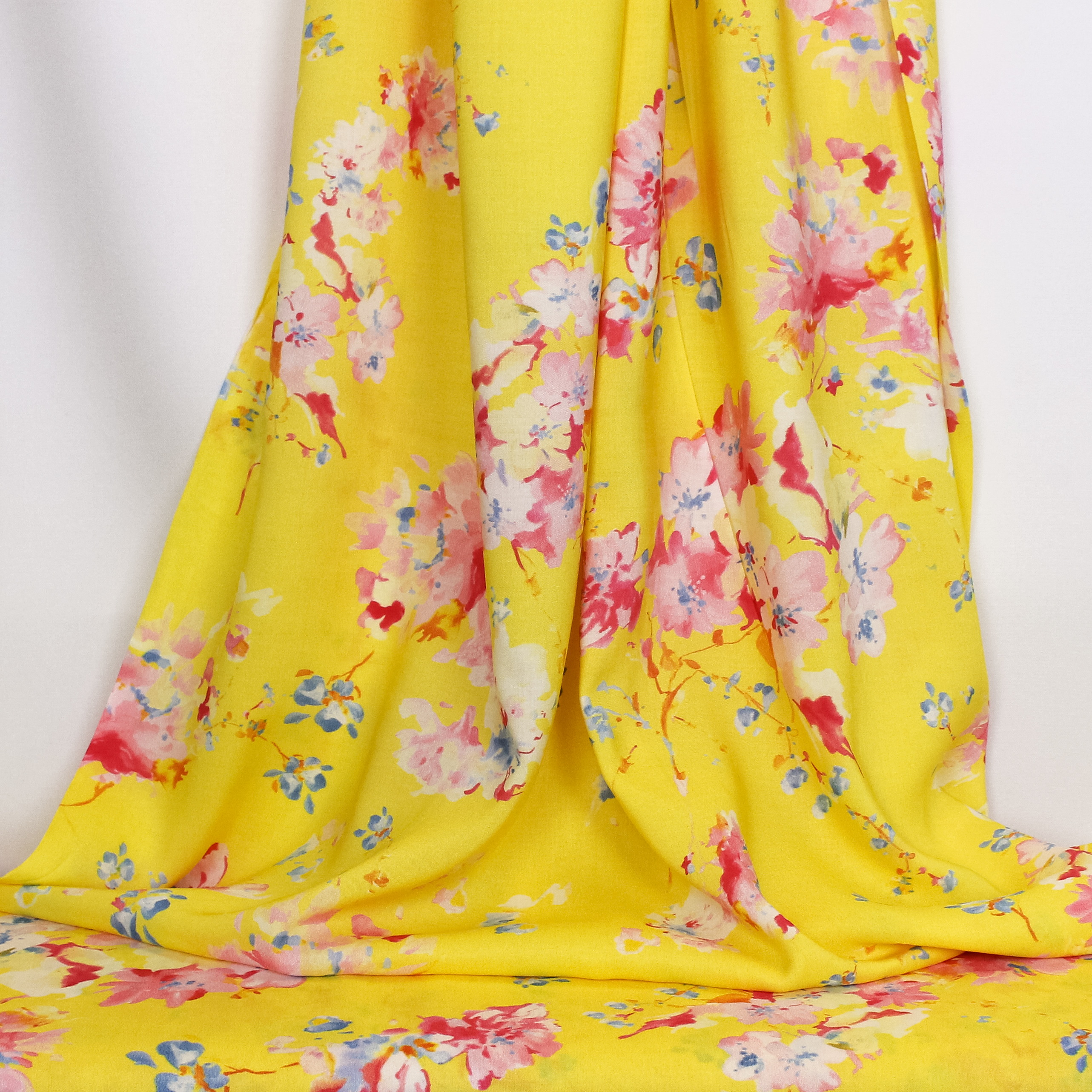 Gele dunne, soepele, half doorzichtige tencel met roze en blauwe bloemen