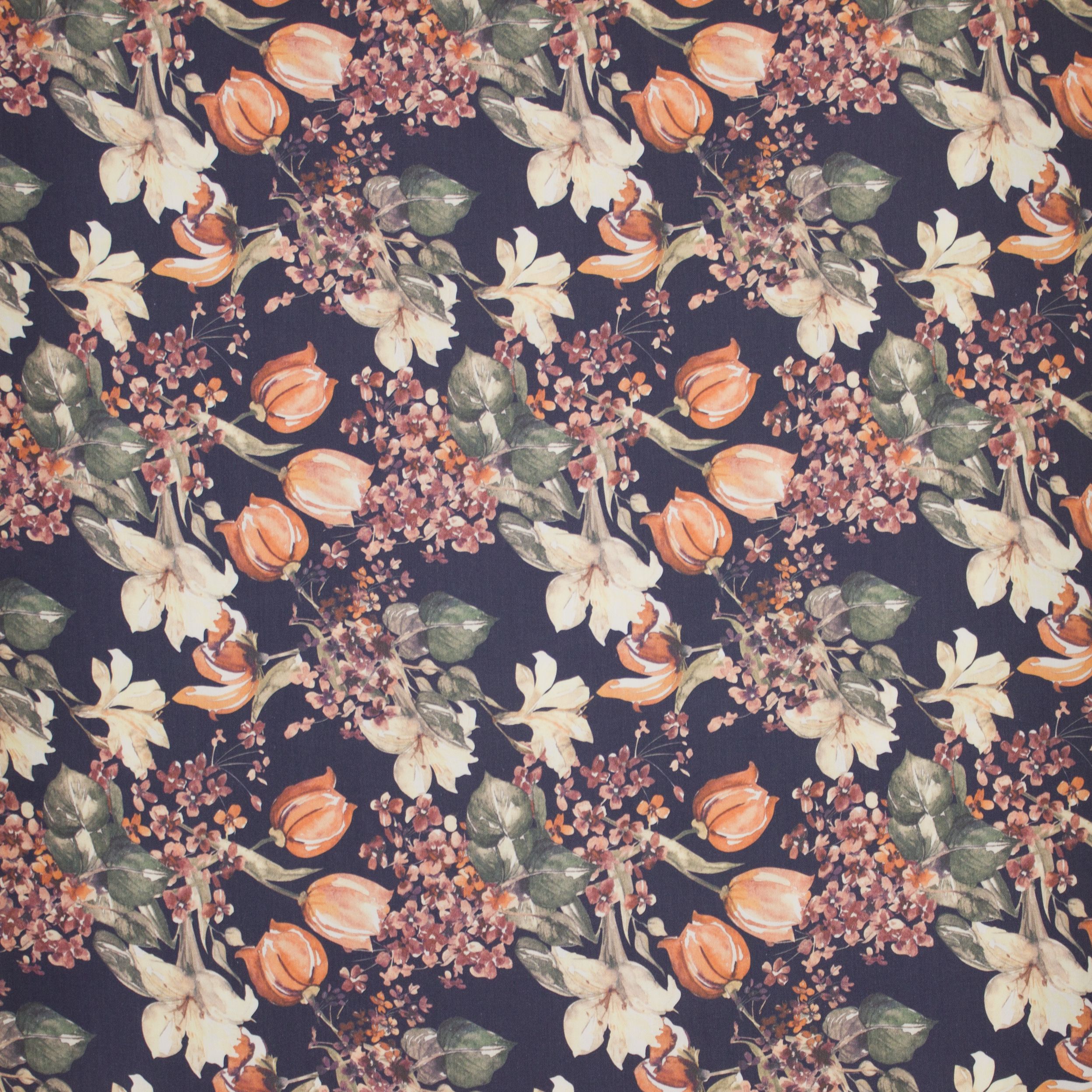 Donkerblauwe tencel met bloemen