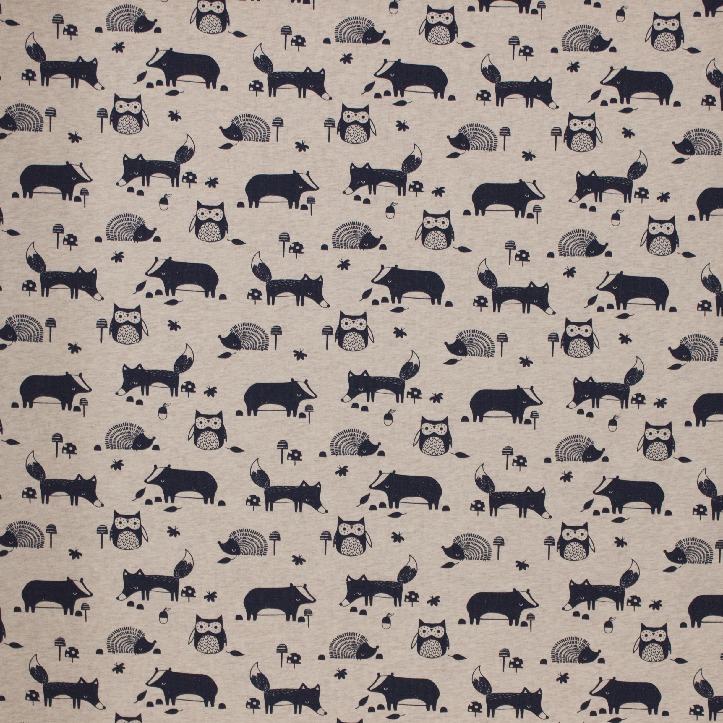 Beige gemeleerde tricot met egels, uilen, stinkdieren en vosjes