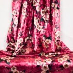 Roze polyester fluweel met bloemen