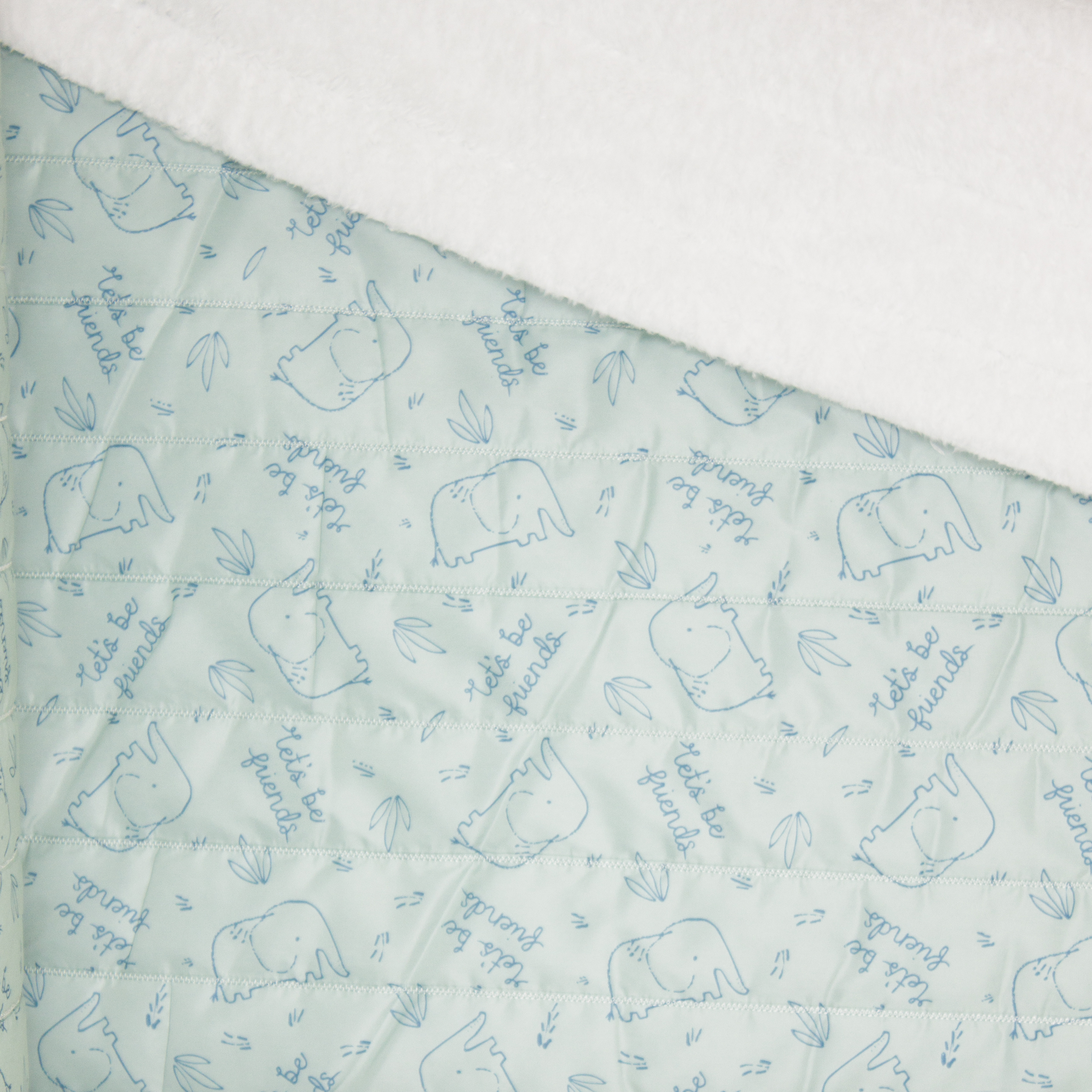 Doorgestikte muntkleurige stof met olifantjesmotief en imitatiebont van Little Darling