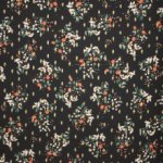 Zwarte viscose met bloemen en gouden metaaldraad