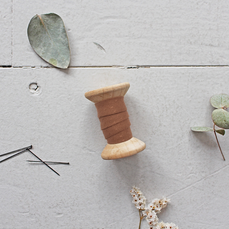 Biais 'dobby chestnut' van Atelier Brunette