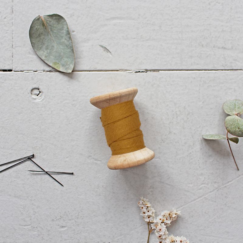 Biais 'dobby ochre' van Atelier Brunette