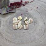 Knoopjes 9 mm 'Wink Off-White - Blush' van Atelier Brunette