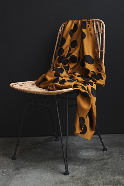 Oker kleurige viscose met onregelmatige bollen van Mind The Maker.
