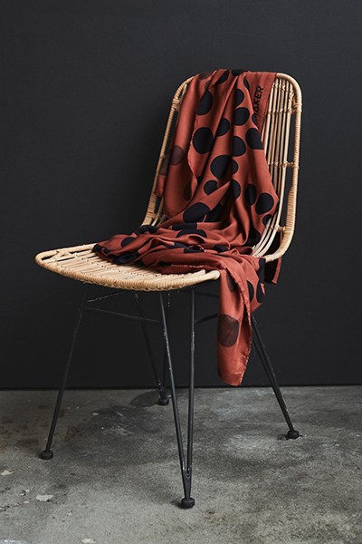 Terra cotta kleurige viscose met onregelmatige bollen van Mind The Maker.