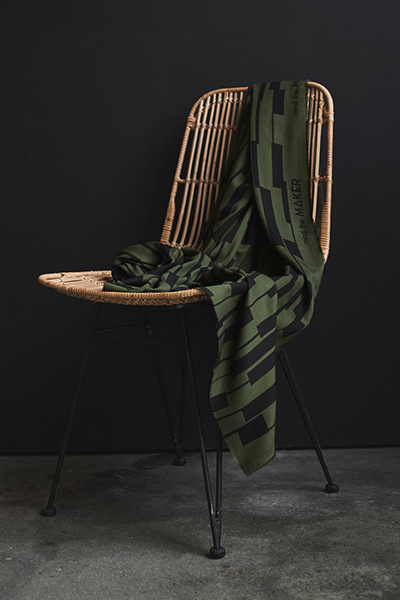 Groene viscose met motief van Mind The Maker.