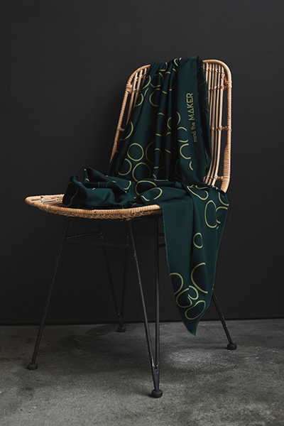 Groene viscose met cirkels van Mind The Maker