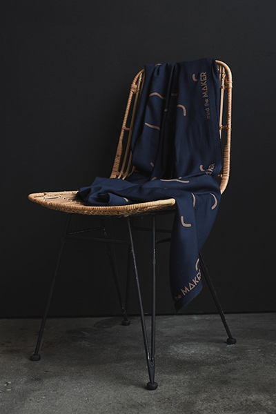 Blauwe viscose met krul van Mind The Maker