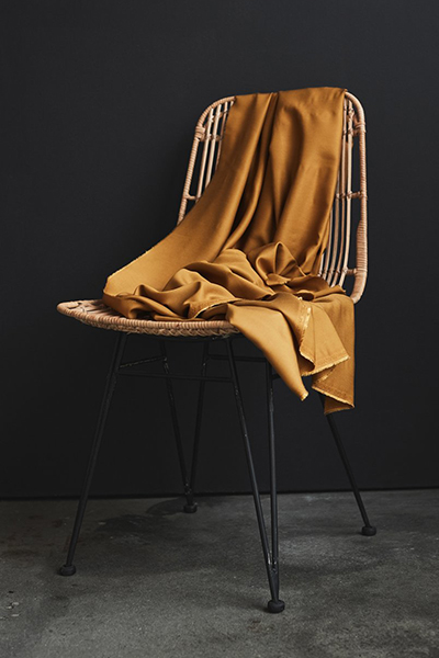 Oker kleurige viscose van Mind The Maker